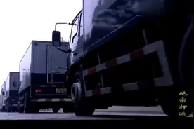 武警押运一级警戒，孩子竟拿玩具枪对着运钞车，警察一枪打去惨了视频封面