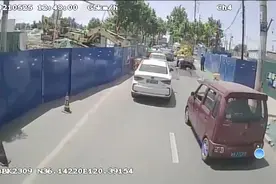 货车啤酒洒落一地，公交司机热心市民搬抬解堵图片