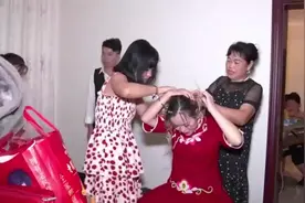贵州姑娘出嫁，新娘正穿衣打扮，民族嫁衣真漂亮，看着好复杂视频封面