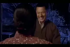 丈夫突然回来，媳妇不让进门，丈夫抱起她就往屋里走视频封面