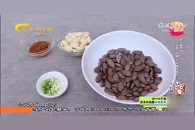 大厨现场制作“蒜香花甲螺”，只需用锅盖盖上就能让它“开口”