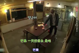 新婚日记：宠妻狂魔给老婆喂薯片，被狗子一口吞下，目瞪口呆