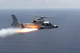 武装直升机发射导弹的瞬间，火力全开，第一视角看导弹击中目标！