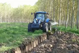 拖拉机拉大犁耕地，一个地板油，让你知道什么叫深耕视频封面