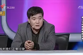 面包车高速上逼停大货车并砸车打人，车内司机防不胜防蒙了！视频封面