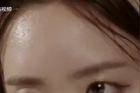 美女闹肚子冒冷汗，还不去厕所解决，不料没憋住拉到裤子尴尬了