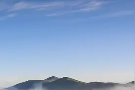 川藏线上的穷游女手举“RB”的牌子，到底是什么暗语？老司机懂！视频封面