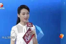 嘉宾玩手机，她坐姿立马被专家纠正，快看看正确玩手机的姿势吧！视频封面