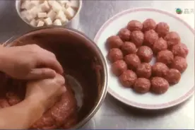 看看星爷是如何做撒尿牛丸的，我今晚也想吃牛丸视频封面
