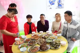 河北一20岁小伙，娶了个胖姑娘，吃葱真厉害，猜猜多少斤