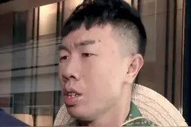 这群人是怎么能这样？连女人都打？视频封面