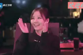 谢霆锋张靓颖现身成都小酒馆，俩人合作演唱新歌，观众好幸福！视频封面