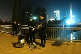 郑州街头，流浪歌手翻唱朴树《平凡之路》开口吸引了我视频封面