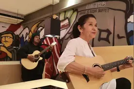 老奶奶吉他弹唱了一曲歌曲，一切都是那么平静视频封面