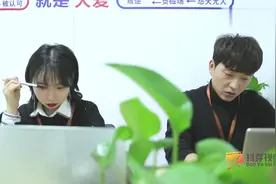 小伙和美女打赌猜谜语，输的一方请另一方吃饭，结局真有趣视频封面