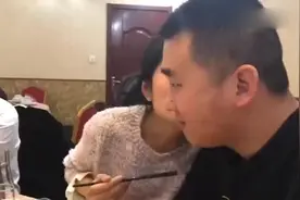 被朋友叫去喝酒，他们都带了媳妇和女友，真是太气人了！视频封面