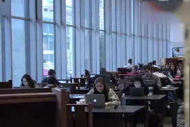 国外恶搞，小伙耳机没插好，自习室音乐放很大声，好尴尬啊视频封面