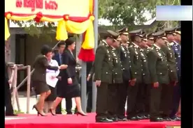 泰国最高长官英拉执政,  第一次检阅特种部队视频封面