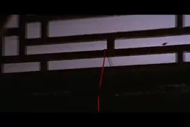 女子晚上睡觉脚上绑着红绳，老公发现后，直接给她剪断了视频封面