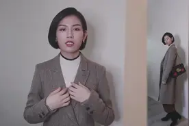 时尚潮流穿搭-浅色长款大衣加棕色阔腿裤搭配黑色高跟鞋视频封面