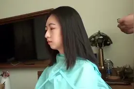 大姐头发又黑又直，理发师却给她剃光头，好可惜！视频封面