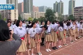 18岁的青春宣言：郑州2000名学子走过“成人门”，向明天说你好视频封面