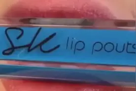 美女竟然往嘴唇上粘棉花，这舔一下，还不得糊一嘴啊！视频封面