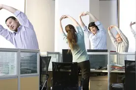 夏天到了想露大腿怎么办？办公室健身小技巧学起来