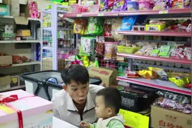 小枫枫看着生日蛋糕，蜡烛还没吹口水已经流下来了，小可爱太逗了视频封面
