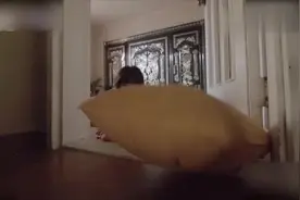 美女腰部受伤，蛇形走路开门，吓坏外卖小哥视频封面