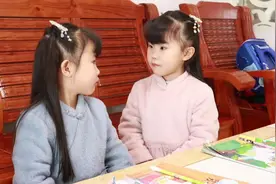 双胞胎姐姐花式宠妹，只剩一瓶酸奶留给妹妹，这对双胞胎太有爱了