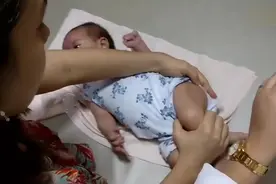 2个月的宝宝打针哭得好惨，啼哭声吵得小哥哥赶紧双手掩耳视频封面