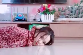 最近“蛆爬”火了，女生们趴地上模仿蛆的蠕动，脸都要磨掉皮了！