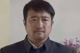 叔叔要出远门，小侄女从后妈家偷了两个馒头给他，泪目视频封面