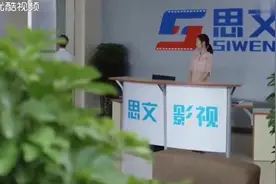 公司前台美女站累了，偷偷把高跟鞋脱下，隔着屏幕都闻到臭了视频封面