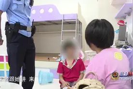 母亲态度咄咄逼人，小女孩很委屈，警察提醒：教育方式要反思视频封面