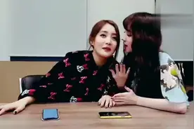 韩国GIDLE组合宋雨琦教minnie唱《背对背拥抱》两人太可爱了！