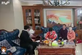 王源的狗狗竟然叫火锅？王源一叫它就钻到王源怀里，简直太可爱了