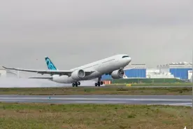 洛阳飞机场附近看飞机起飞降落，农民田间地头牡丹花运往各地