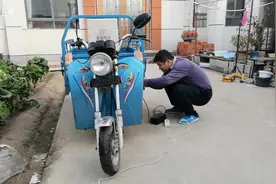 三轮车充不上电，阳哥自己动手成功修复，大叔又拿了俩来