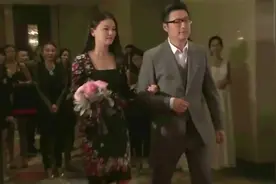 李湘一家三口国庆聚餐 身材发福手抚腹部疑怀二胎？