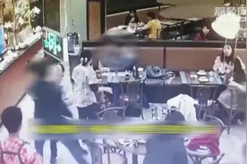 情侣餐厅亲热，孩子父亲劝阻被怼：你们夫妻不亲热哪来的孩子？视频封面