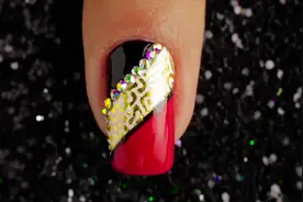 炫彩钻饰金粉红色撞色美甲指甲夏日显白