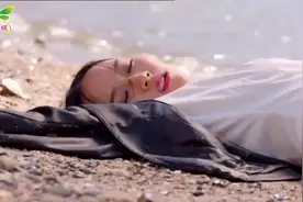 男主闻着女主的“脚气”惊醒，谁知女主一醒就嚷着要男主抱她视频封面