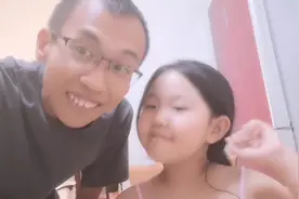 女儿体验当老师，现场教学很认真，教的咋样？哈哈，来试试！视频封面