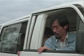 警匪片成龙带豹哥回村，本以为要露馅了，怎料全村都是演员视频封面