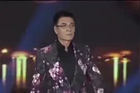 闫妮跟刘威主持颁奖典礼，开场就笑翻众位演员艺术家们，太搞笑了视频封面