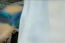 红衣美女真泼辣，逃跑之际都不忘亲白衣帅哥一口，厉害视频封面