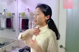 保姆洗澡忘了锁门，男主人不知道推门进去，被吓呆了视频封面