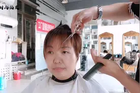 40多岁女士剪一款发型 几缕刘海盖住高脑门 时尚年轻减龄十多岁